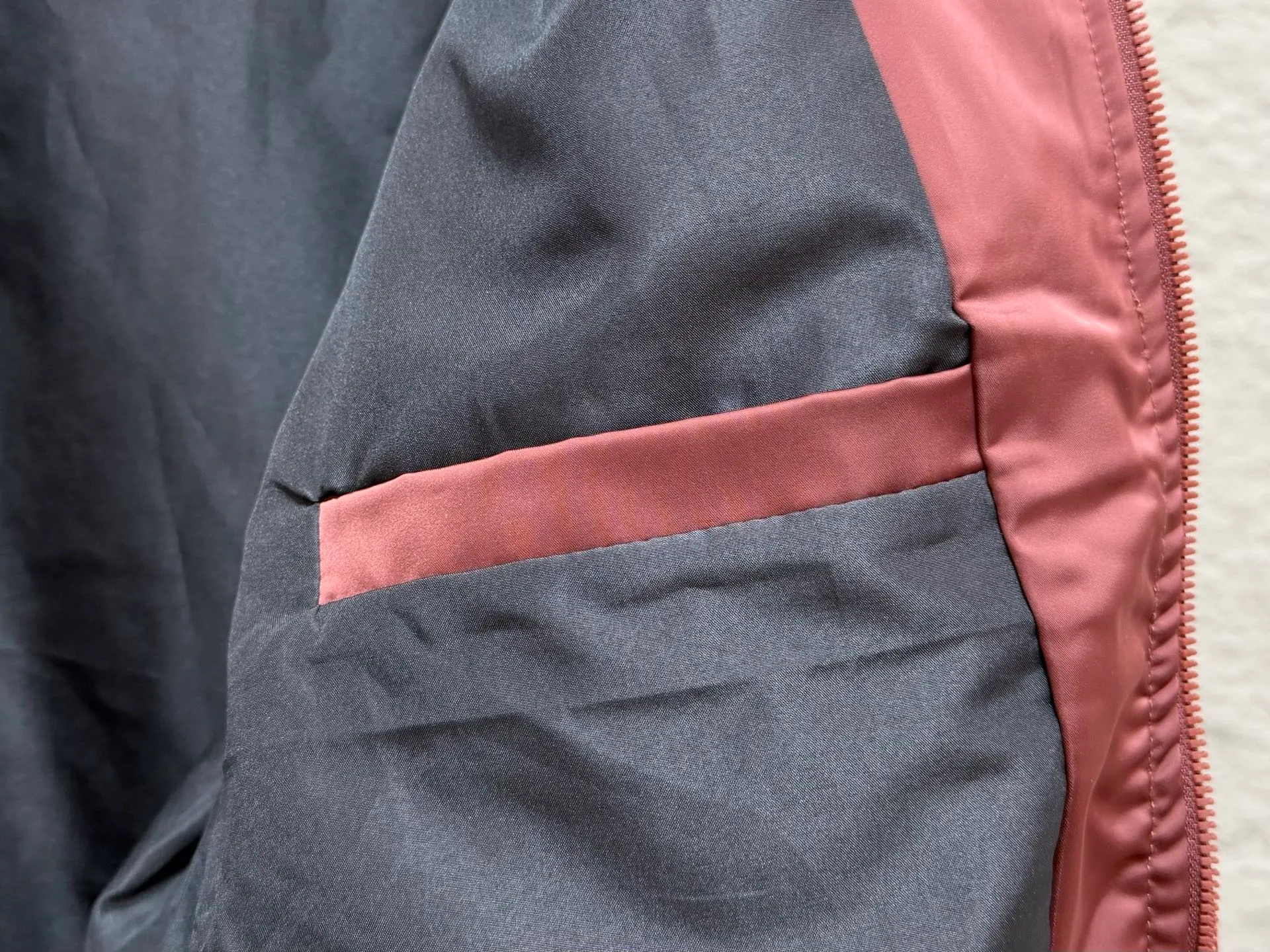 CH/Cro Heart 2026ss Baseball Flight Jacket ●Fabric: High-gloss windproof woven fabric, smooth and crisp, with matte satin texture, anti-wrinkle and easy to take care of, daily windproof and warm. ●Core highlights: Colorful Genuine Leather cross-covered leather on the front and rear, solid hand stitching, and Retro Gothic horseshoe print. The contrasting color design is highly recognizable and full of street atmosphere. ●Style details: Ribbed collar, cuffs and hem, stable and not easy to deform; zipper opening and closing, pockets on both sides, cotton padding inside, lightweight and temperature-locking, suitable for spring and autumn alone or as an inner layer in early winter. ●Two colors available: Classic black, Retro burgundy, same style for men and women, loose dropped shoulders, easy to create an American high street look. SIZE：L XL XXL XXXL